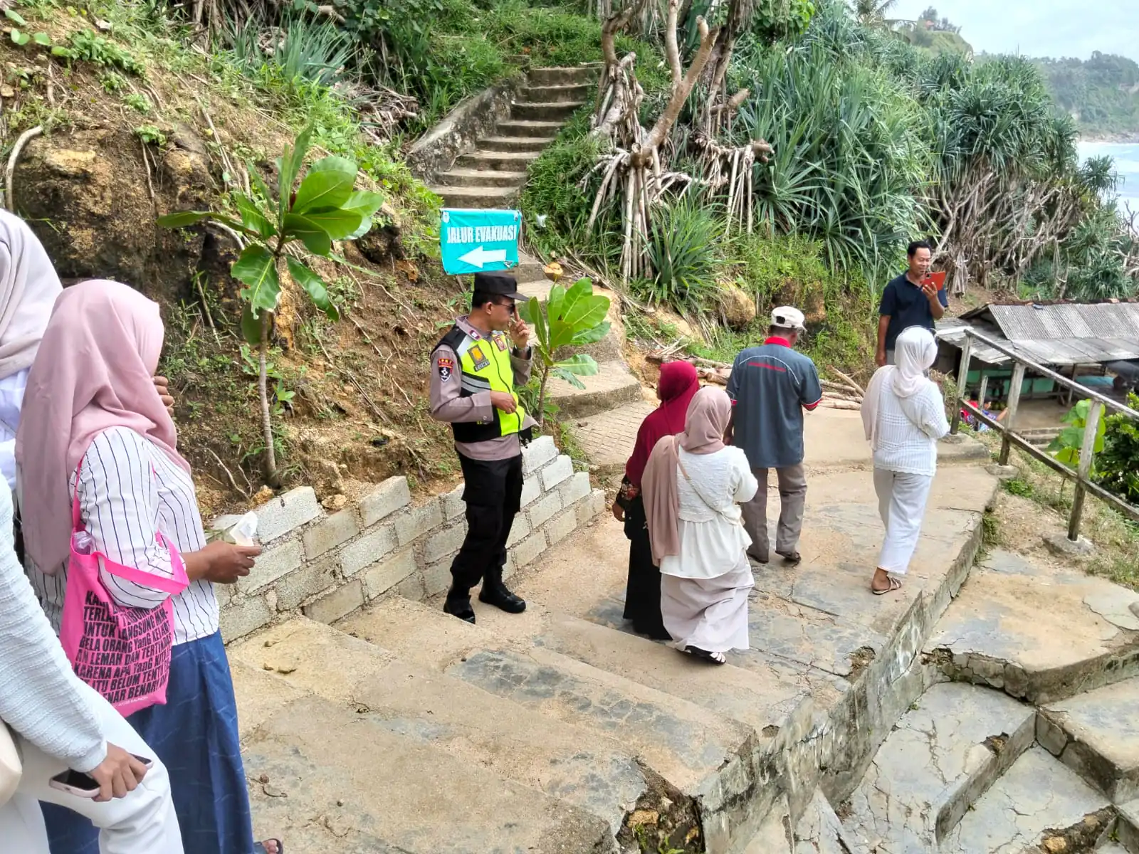 Libur Tahun Baru, Polri Amankan Objek Wisata Pantai di Paranggupito Wonogiri