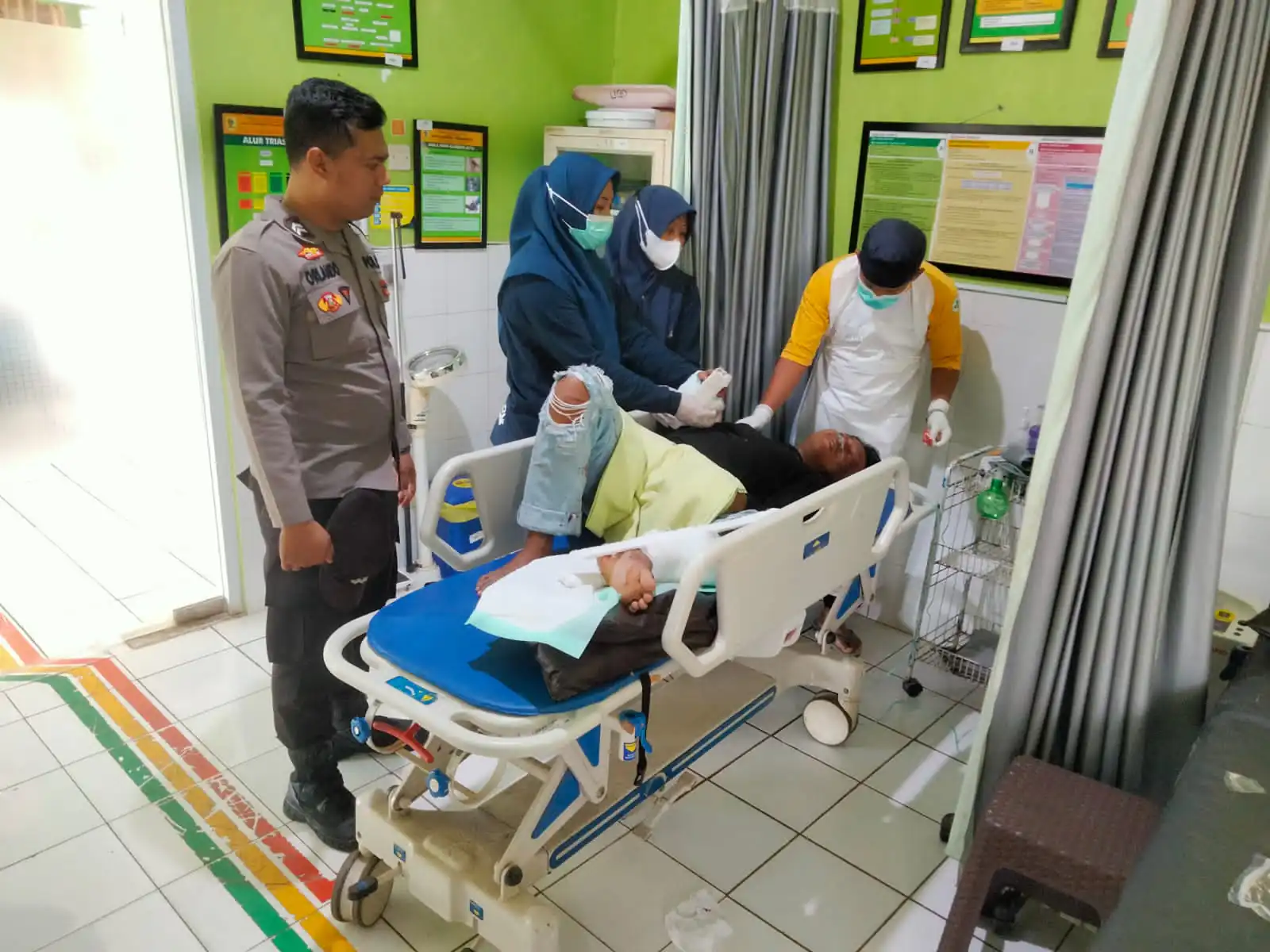 Polisi Sigap Tangani Kecelakaan Dump Truck vs Motor di Simpang Empat Purwantoro