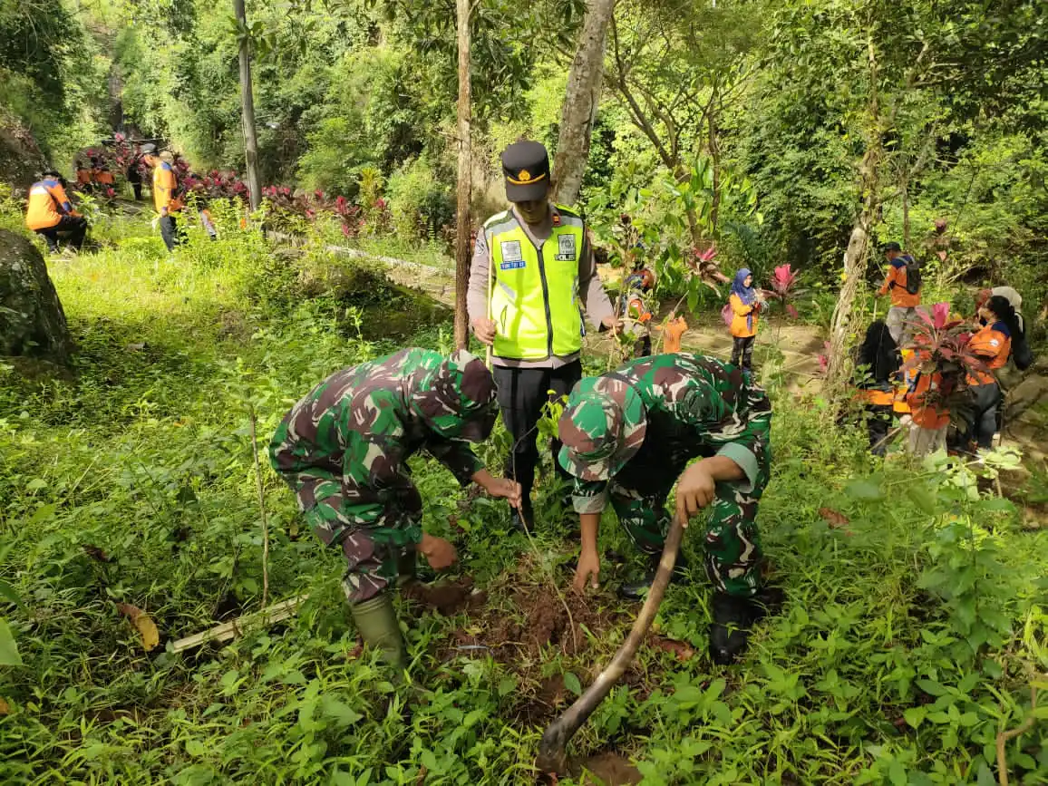 Hijaukan Lahan Kritis, Polsek Tirtomoyo Dukung Penanaman 750 Pohon Cegah Longsor di Wonogiri
