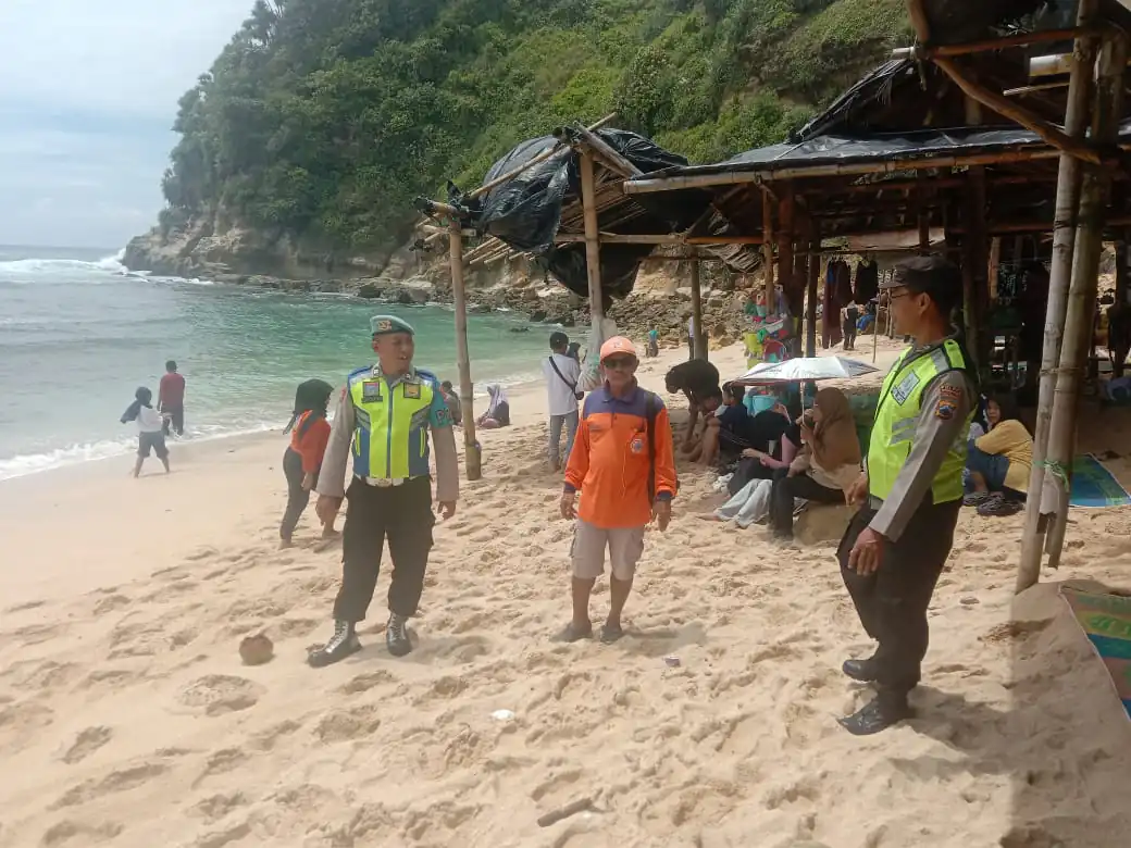 Penghujung Libur Nataru, Polsek Paranggupito Amankan Ribuan Wisatawan Pantai Wonogiri