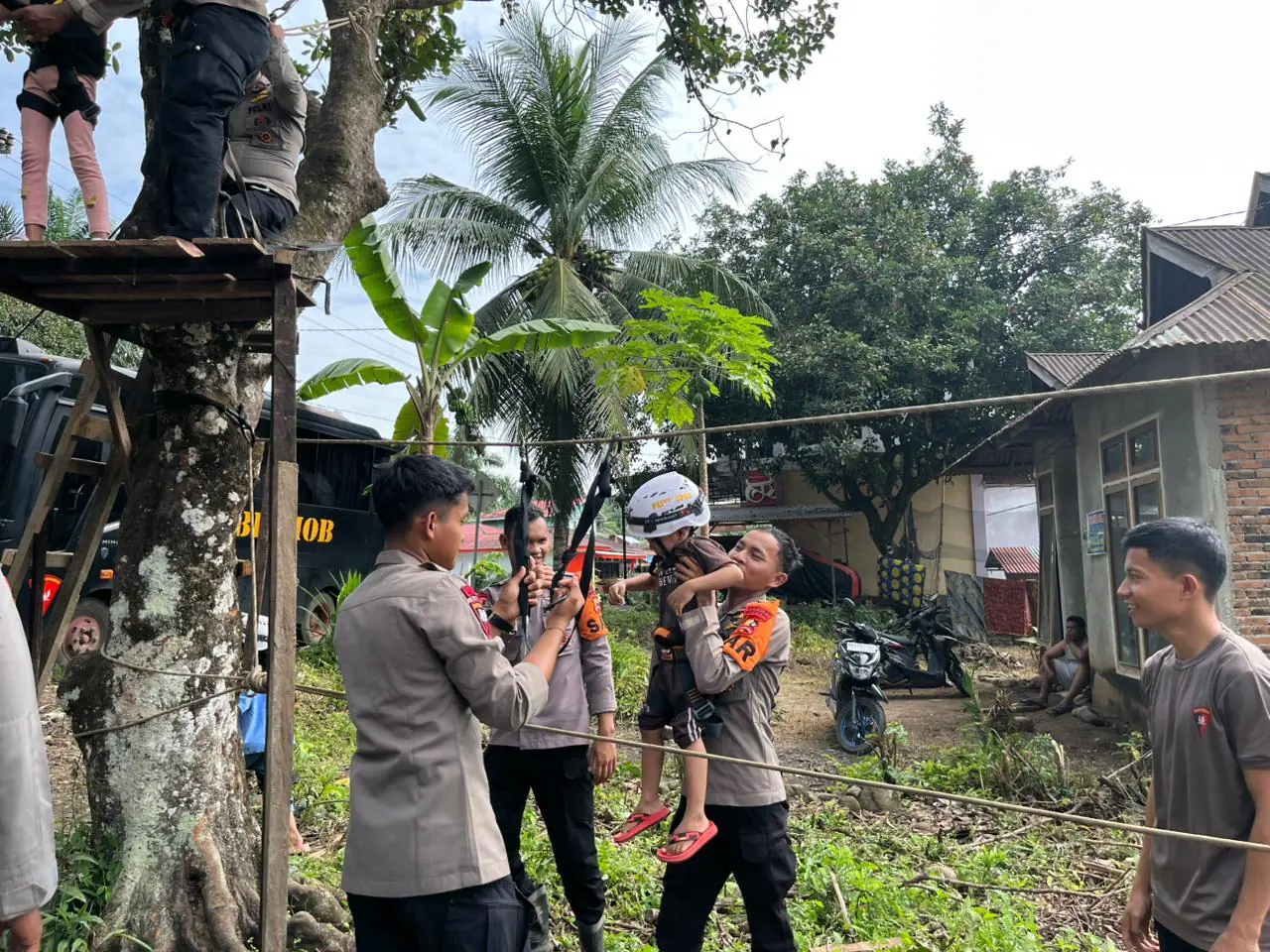 Trauma Healing Polri Hadirkan Flying Fox untuk Kembalikan Senyum Anak-Anak Terdampak Bencana di Kayu Pasak