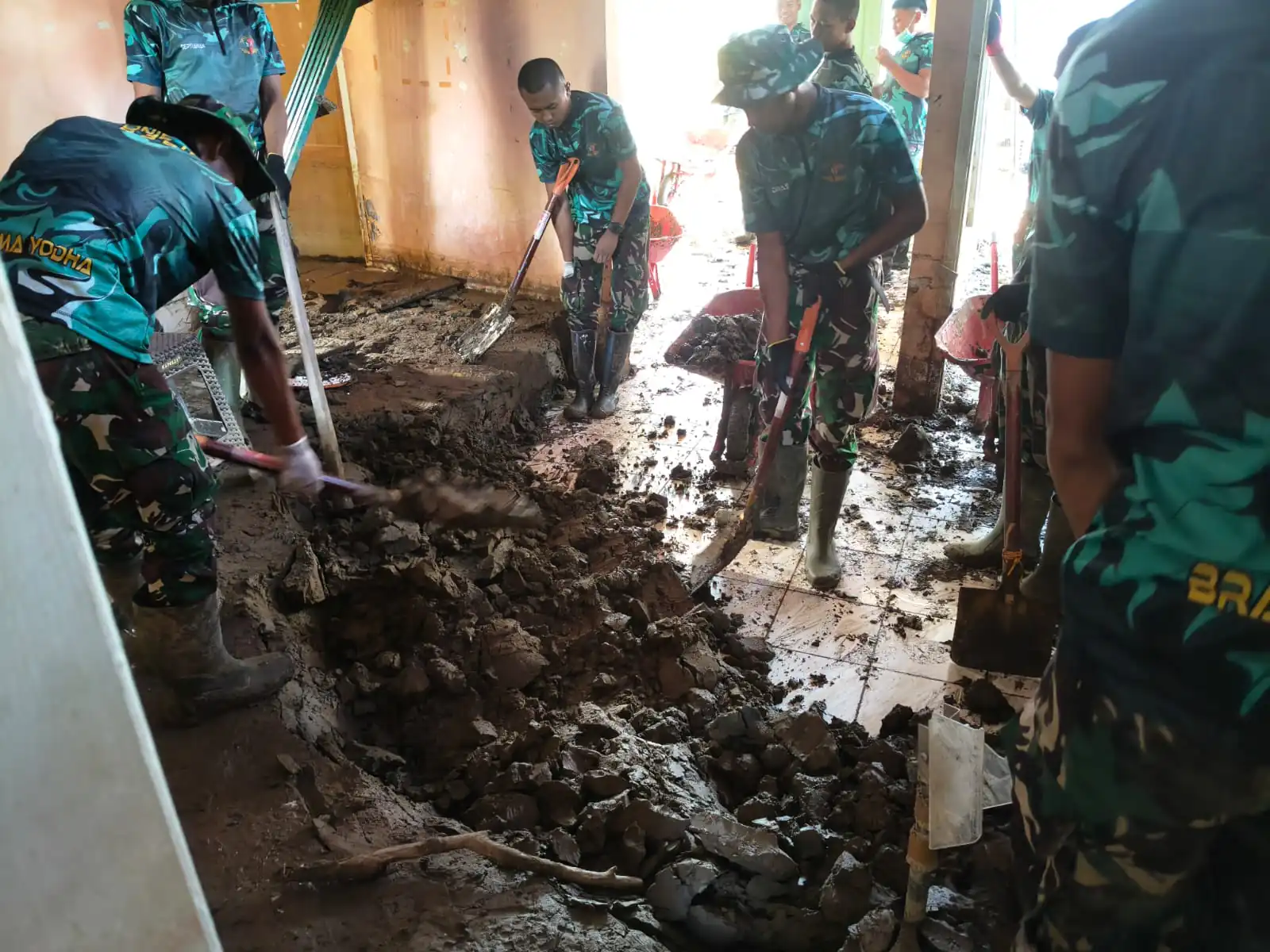 Yonif TP 836/BY Dipimpin Danyon Faishal Riza Laksanakan Penanggulangan Bencana Alam di Pidie Jaya