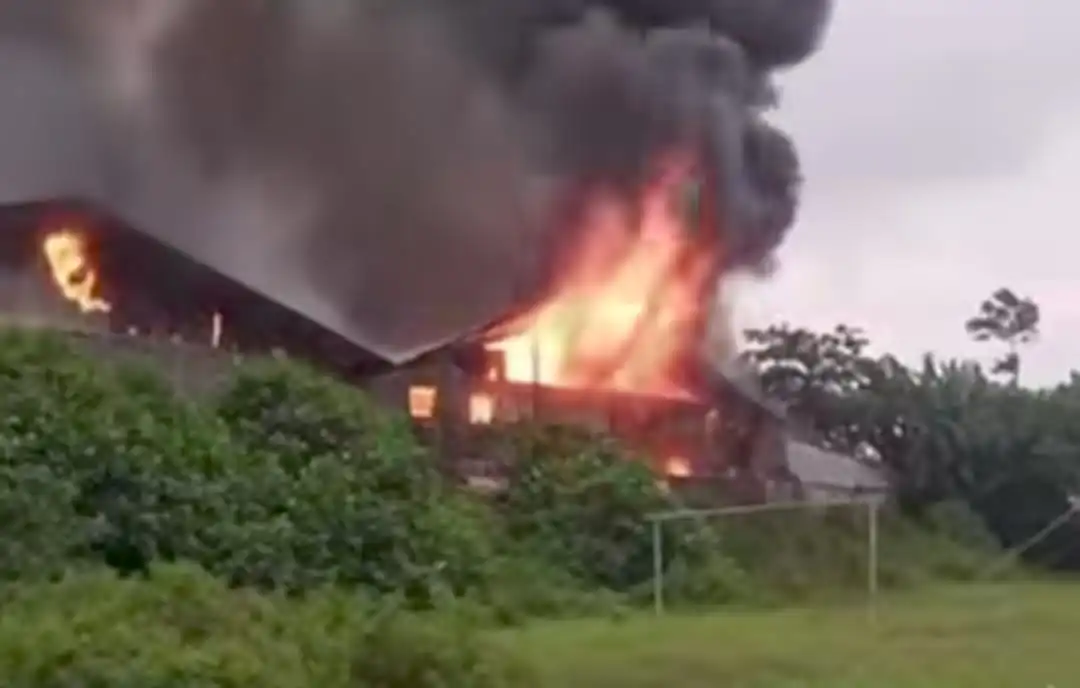 Gudang Pijar Sukma Dilalap Api, Asap Hitam Membubung dan Warga Panik