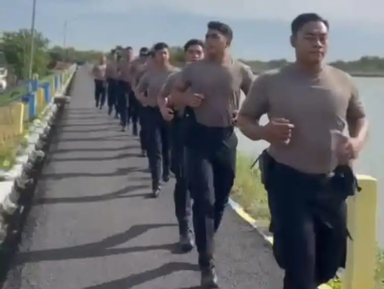 Memanfaatkan Spot Alam Waduk Kembangan, Samapta Polres Sragen Olahraga Pagi, Jaga Stamina dan Soliditas Personel