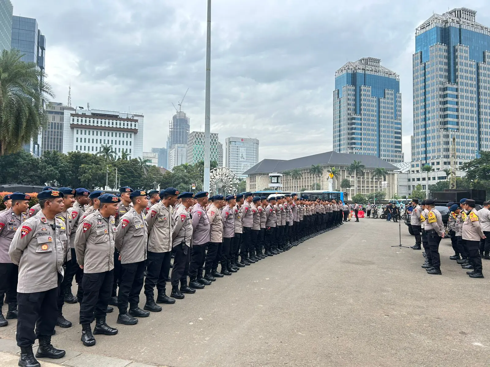 Brimob Polda Metro Jaya Berikan Pelayanan Humanis dalam Penyampaian Aspirasi Masyarakat di Kawasan Monas