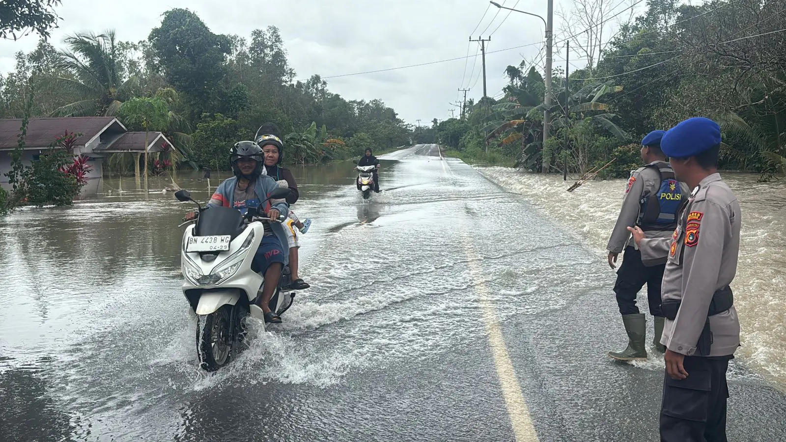 Sat Polairud Polres Belitung Lakukan Patroli dan Pengecekan Dampak Banjir di Desa Cerucuk