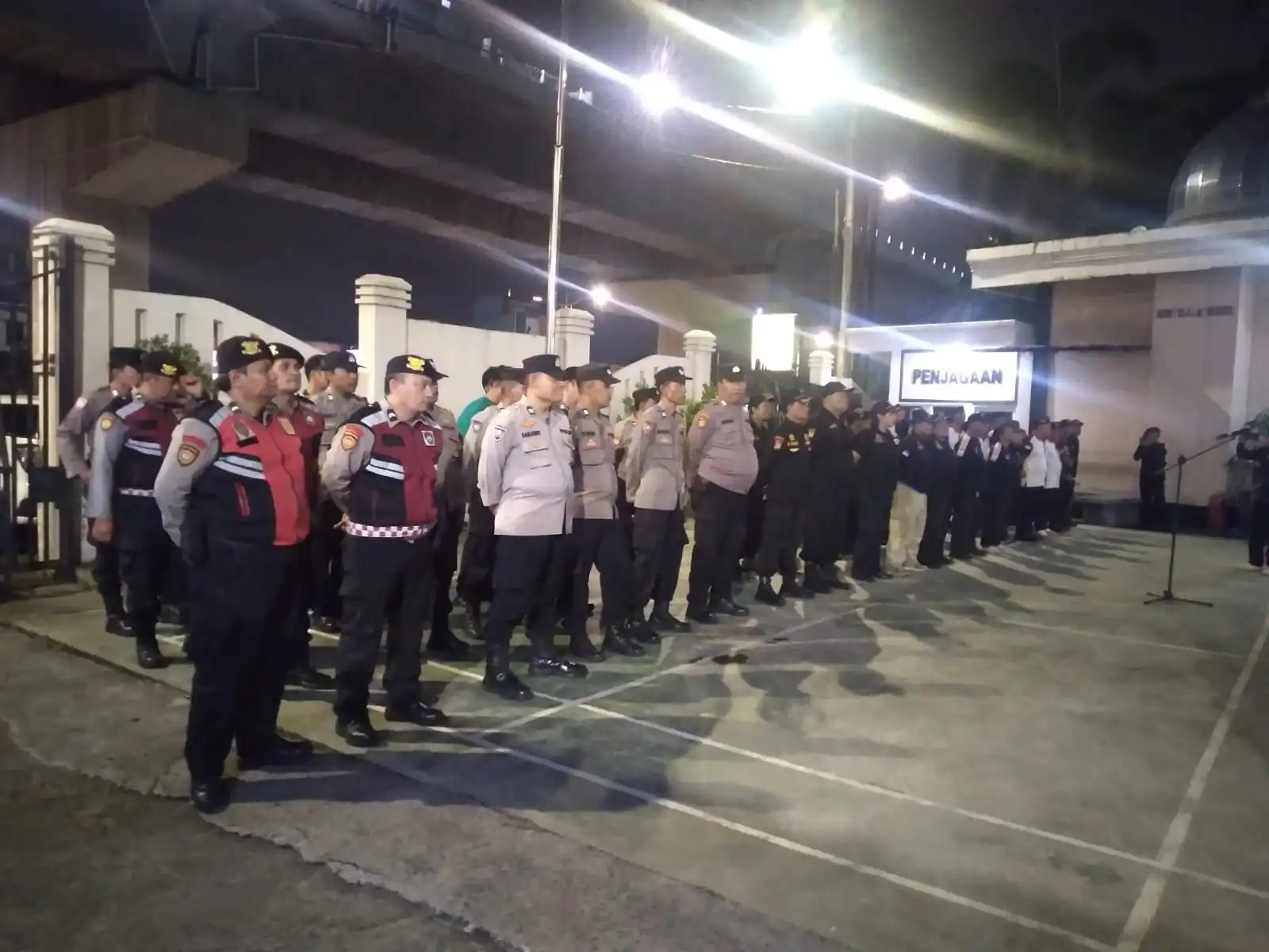 Polres Metro Jaktim gelar apel Potmas dan Mitra Polri, Bersatu Menjaga Cakung Perkuat Keamanan Lingkungan