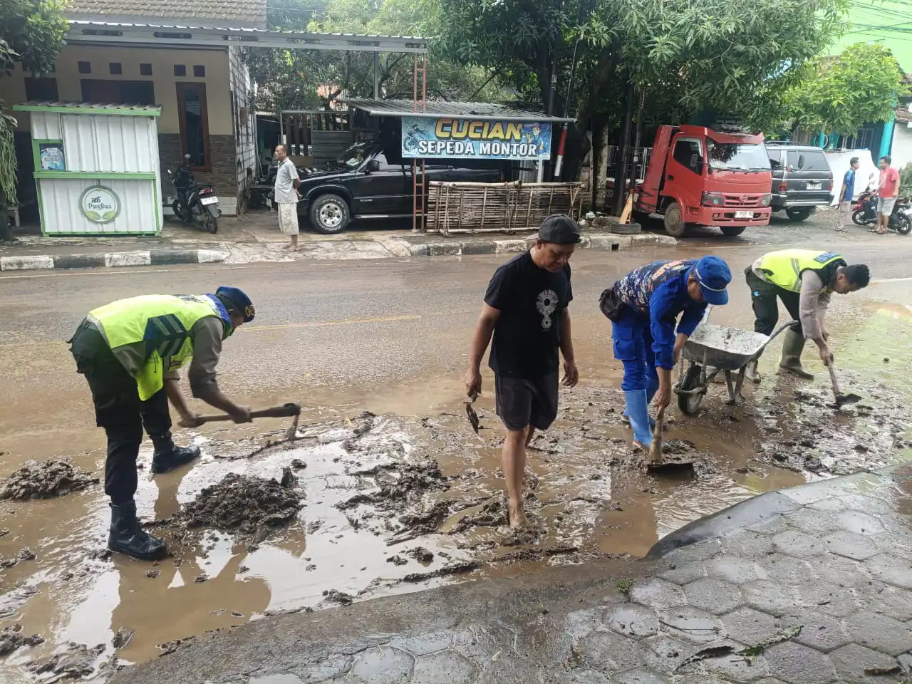 Banjir di Kota Pati, Satpolairud Polresta Pati Turun Bersihkan Lumpur Jalan KH Ahmad Dahlan
