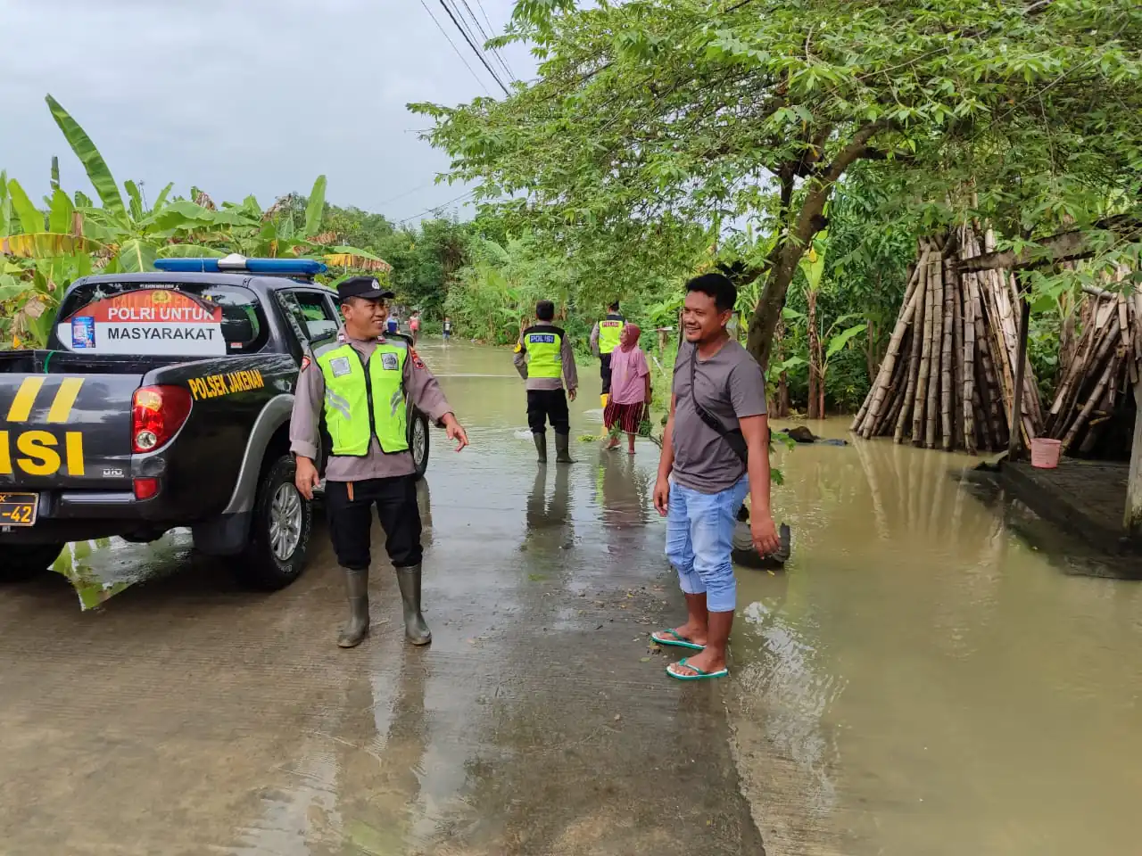 Polisi Siaga Pantau Banjir di Jakenan, Pastikan Jalan dan Permukiman Tetap Aman