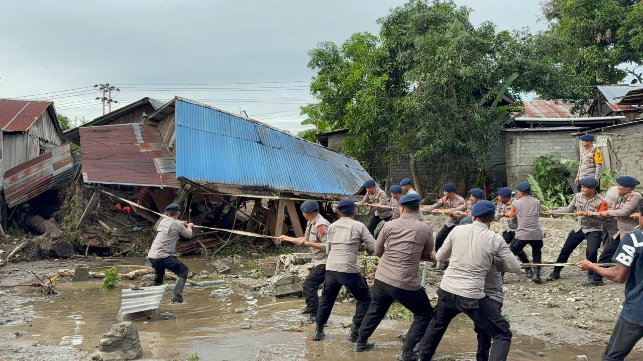 Hari Kedua Pasca Banjir Wani: Aksi Cepat Pasukan Brimob Polda Sulteng Tuntaskan Pembersihan Lumpur dan Puing Rumah Warga