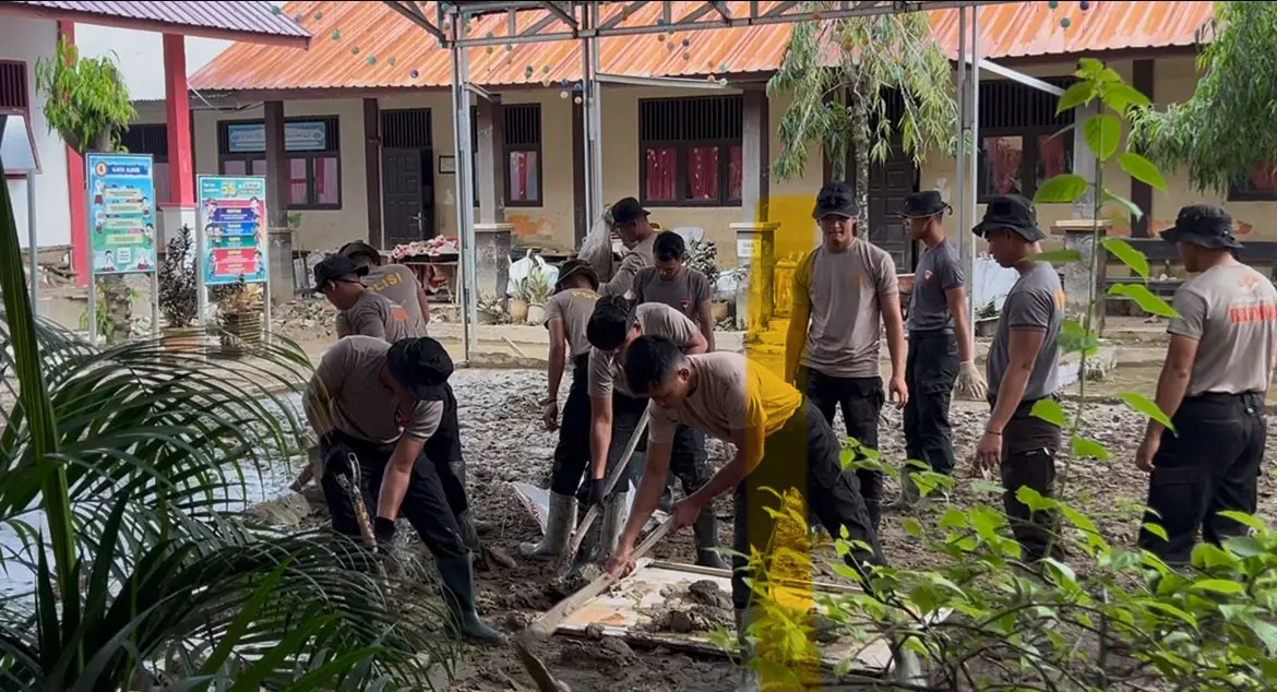 Personel BKO Sat Brimob Polda Banten Langsung Gerak Cepat Bantu Bersihkan Sekolah-Sekolah Terdampak Bencana di Aceh Utara