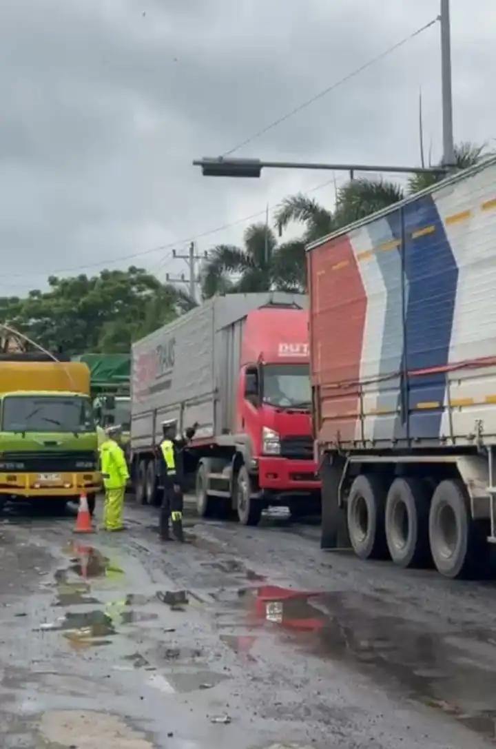 Cuaca Ekstrem Rendam Jalur Pantura, Kapolresta Pati Monitoring Langsung Arus Lalu Lintas di Widorokandang