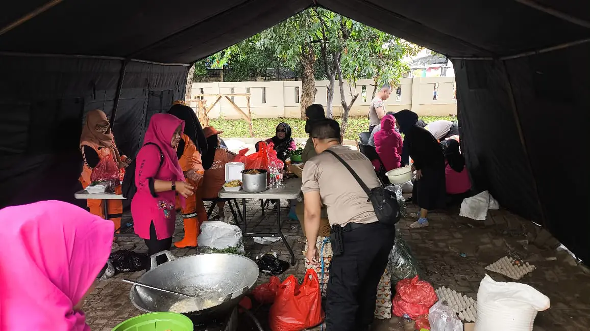 Batalyon A Pelopor Satbrimob PMJ Menggelar Dapur Lapangan Membantu Warga Terdampak Bencana