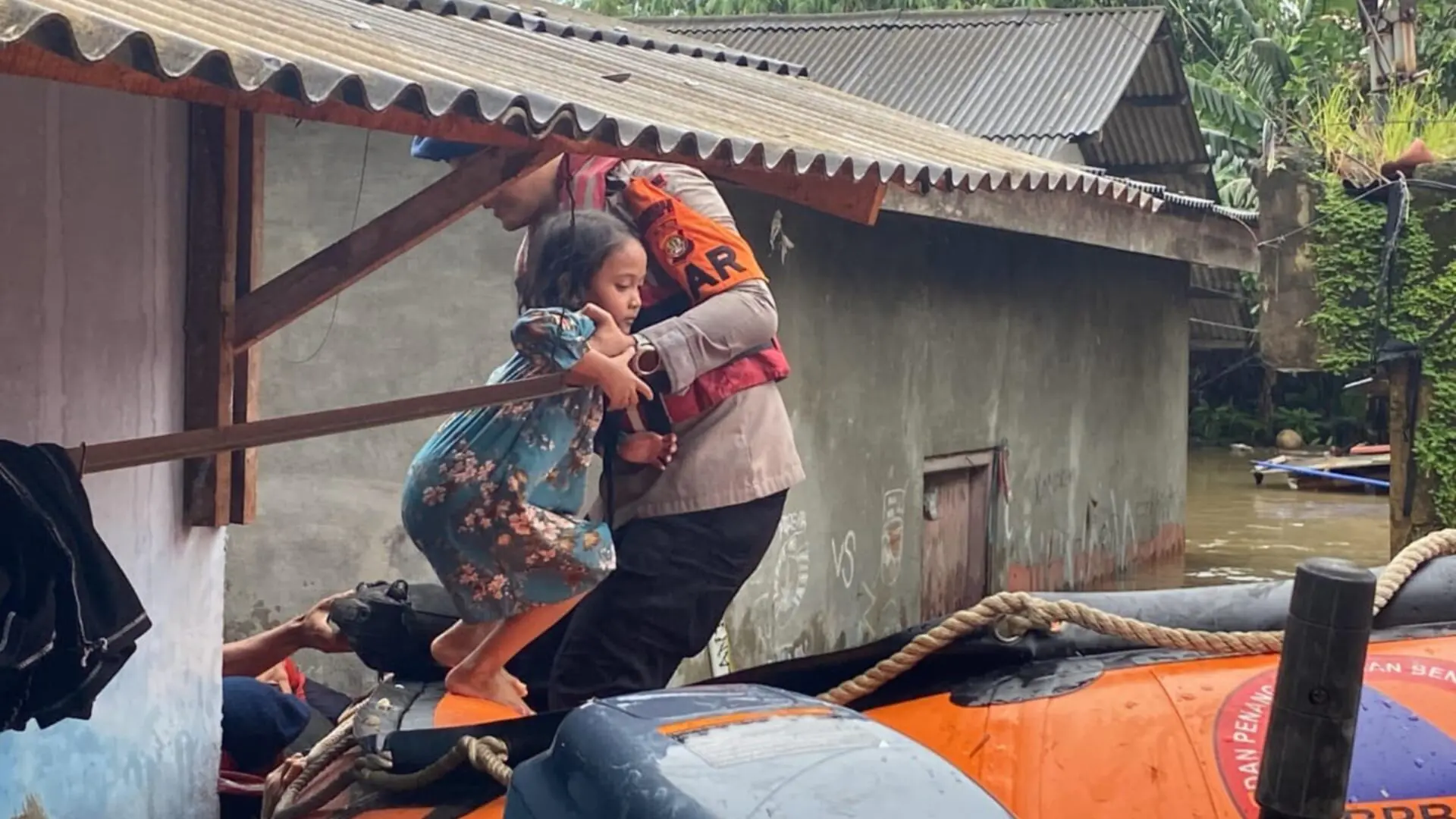 Brimob Polda Metro Jaya Sigap Evakuasi Warga Terdampak Banjir Kali Ulu Cikarang