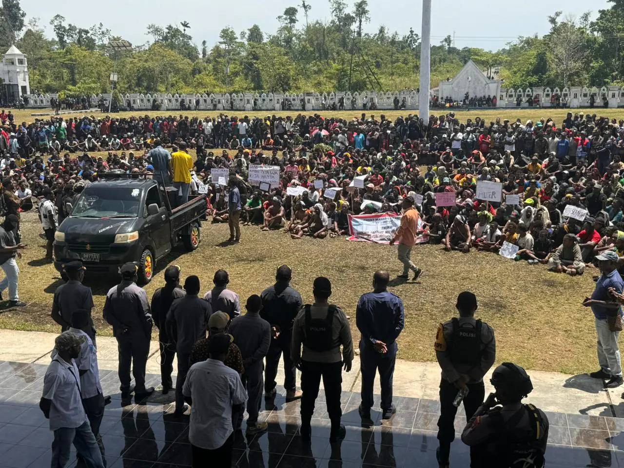 Personil Satbrimob Polda Papua dan Polres Yahukimo Amankan Aksi Unjuk Rasa di Kantor DPR Kabupaten Yahukimo