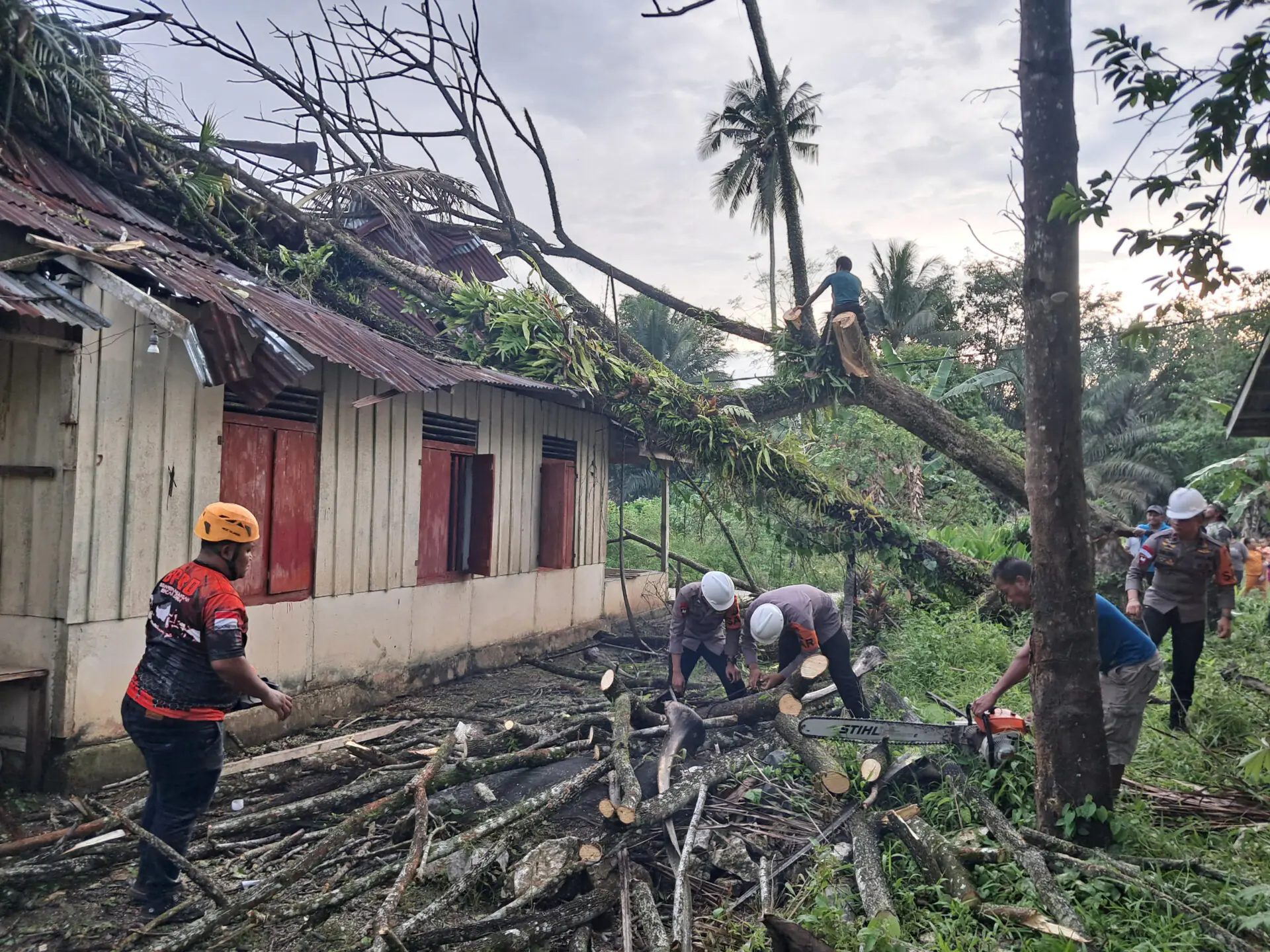 Respon Cepat Tanggap Darurat, Brimob Bantu Warga Terdampak Cuaca Buruk di Desa Lemboroma