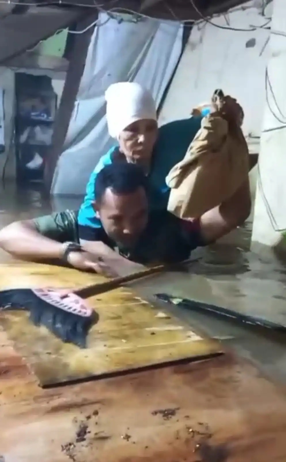 Babinsa Koramil 01/Jatinegara, Bantu Evakuasi Korban Banjir Warga Bidara Cina