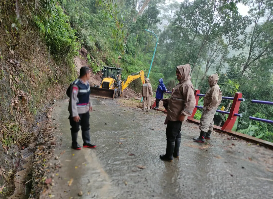 Pasca Longsor, Polsek Tlogowungu Bersama Warga Buka Akses Jalan ke Dukuh Pulingan
