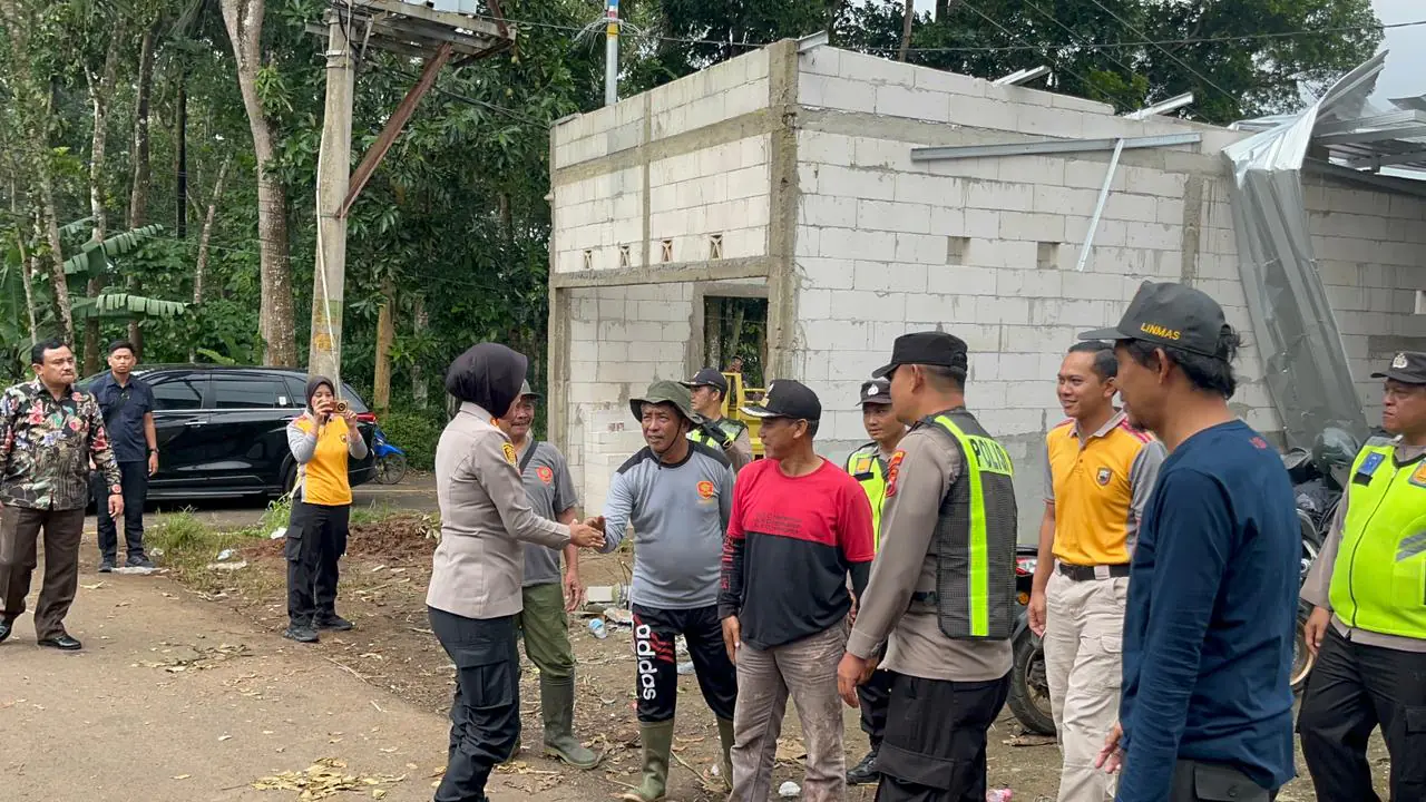 Pasca bencana Puting beliung, Polres Semarang bersama instansi samping lakukan Bakti sosial
