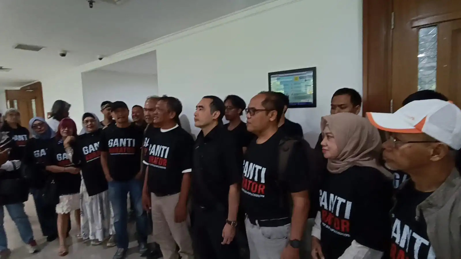 Puluhan Penghuni Apartemen Jardin- Cihampelas, Bandung Lakukan Aksi Damai Minta Ganti Kurator 