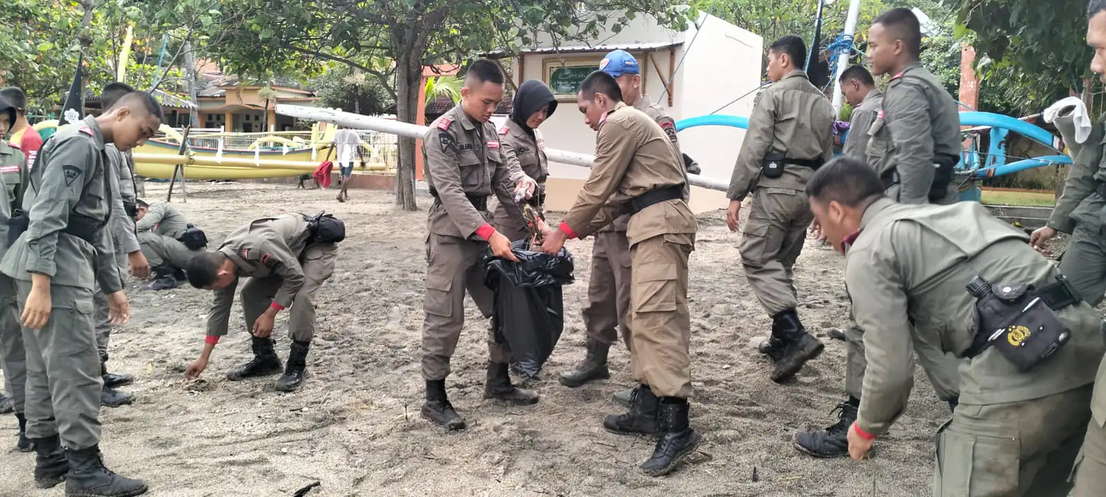 Pusdik Brimob Gelar Aksi Bersih Pantai, Tindak Lanjuti Perintah Presiden RI
