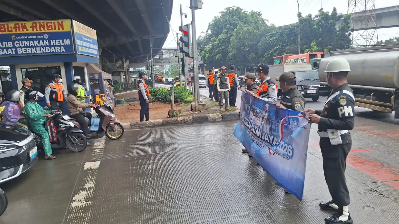 Ops Keselamatan Jaya 2026, Satlantas Jakarta Timur Edukasi Pengendara di Simpang Halim Lama
