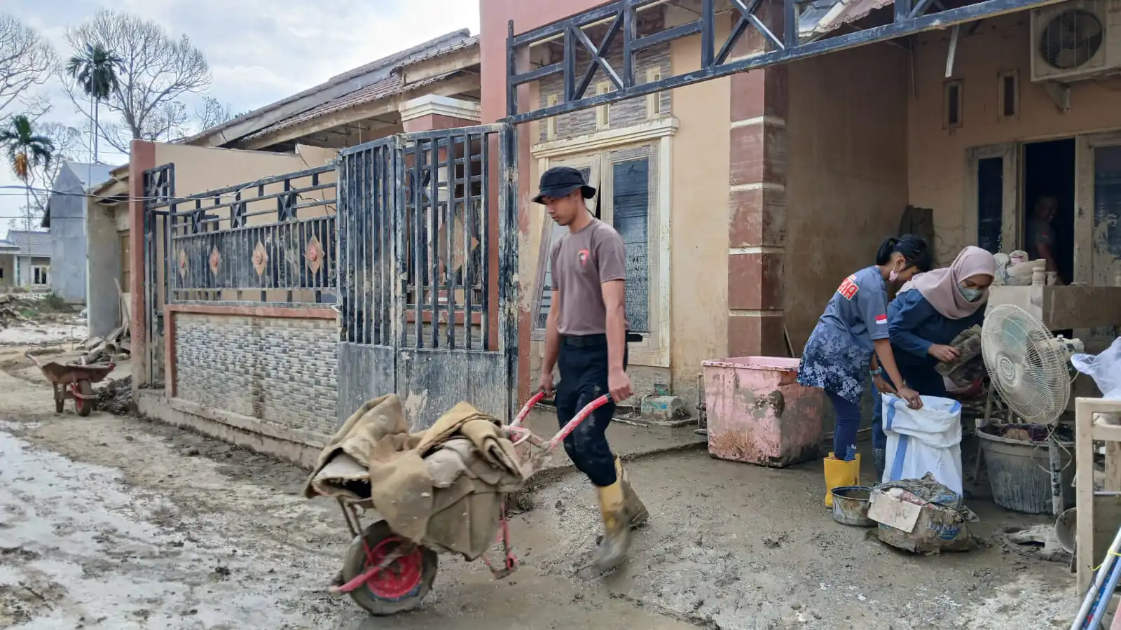 Respons Cepat Pascabencana, Satgas Ops Aman Nusa II Brimob Aceh Bersihkan Rumah Warga di Aceh Tamiang