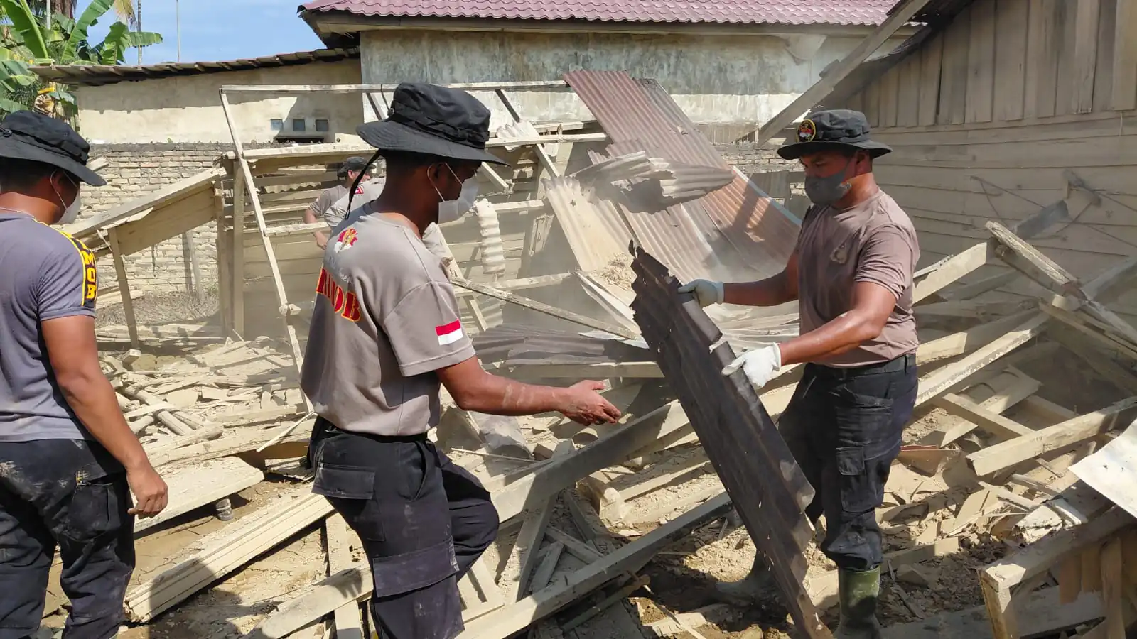 Brimob Aceh Hadir Pulihkan Harapan, Bersihkan Rumah Warga Di Gang Rangkuti