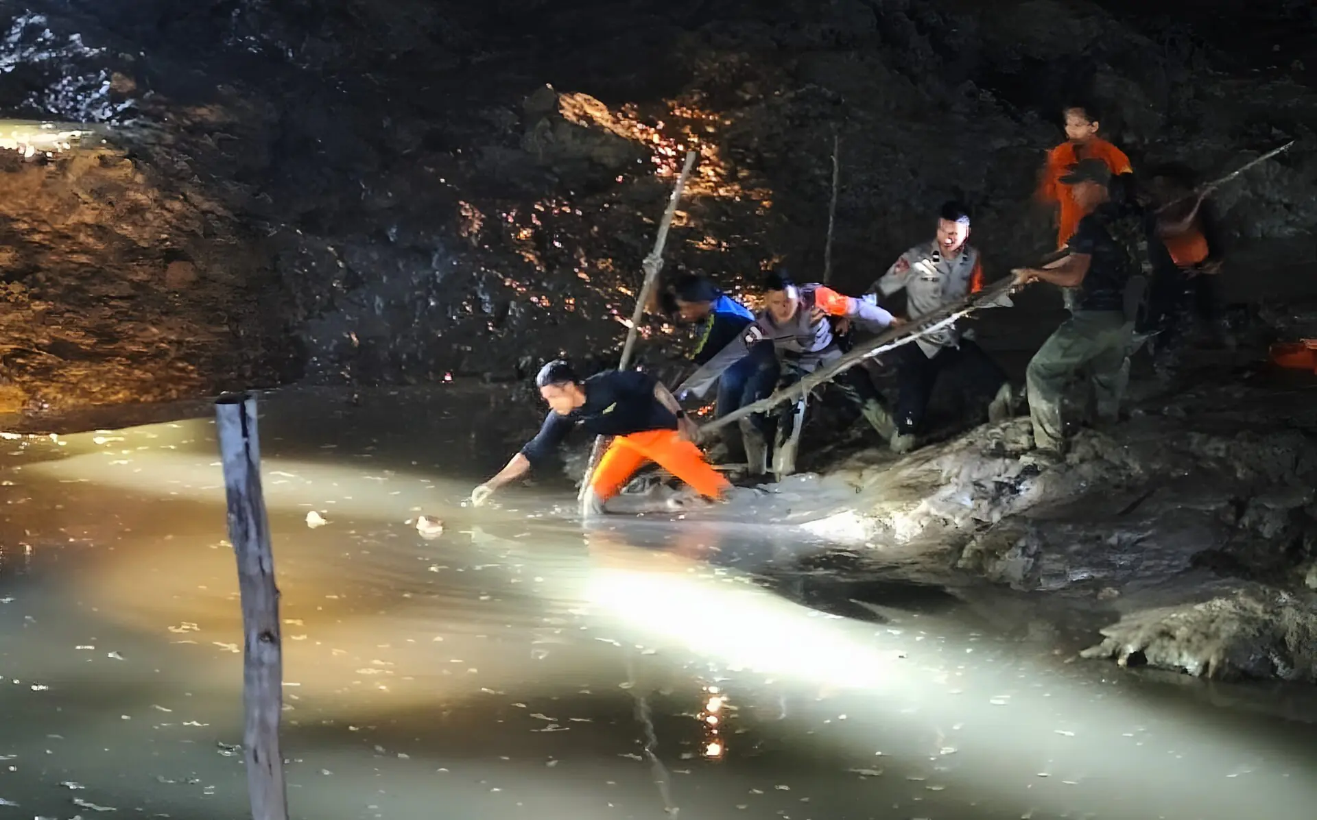 Polisi dan Tim Gabungan Berhasil Evakuasi Korban Diterkam Buaya di Kecamatan Badau
