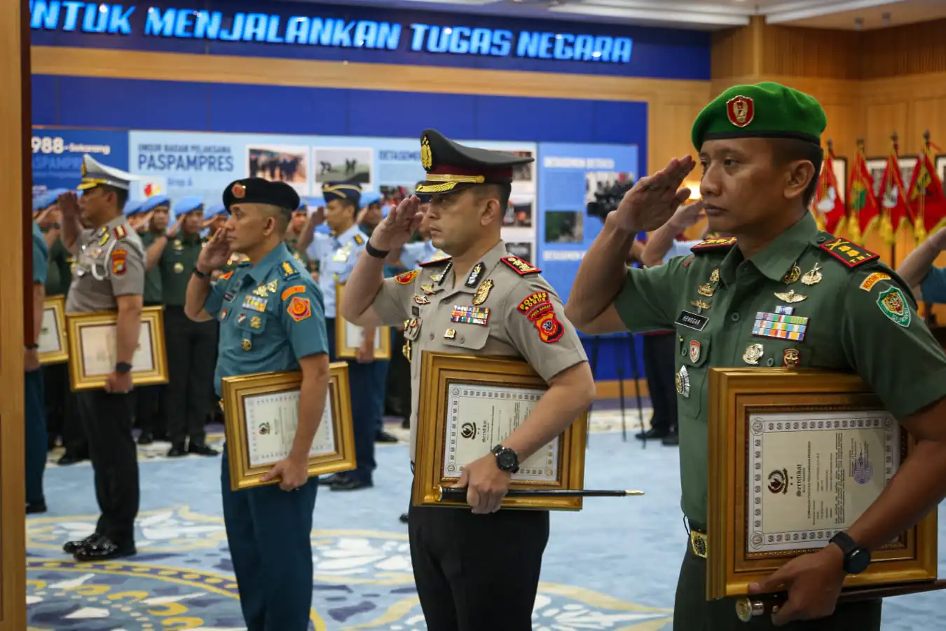Dandim 0621 Kab Bogor Terima Brevet Kehormatan Paspampres ,Setia Waspada