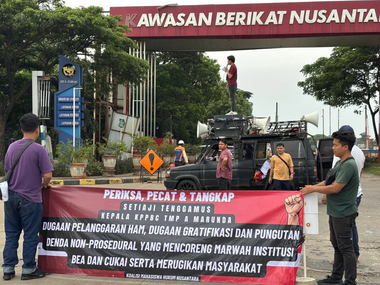 Massa KMHN Segel Gedung Bea Cukai Marunda