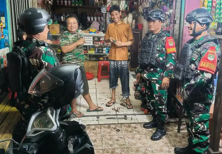 Koramil 07/Cipayung dan Komduk Gelar Patroli/Siskamling Keliling Sisir Lubang Buaya, Antisipasi Tawuran dan Cuaca Ekstrem