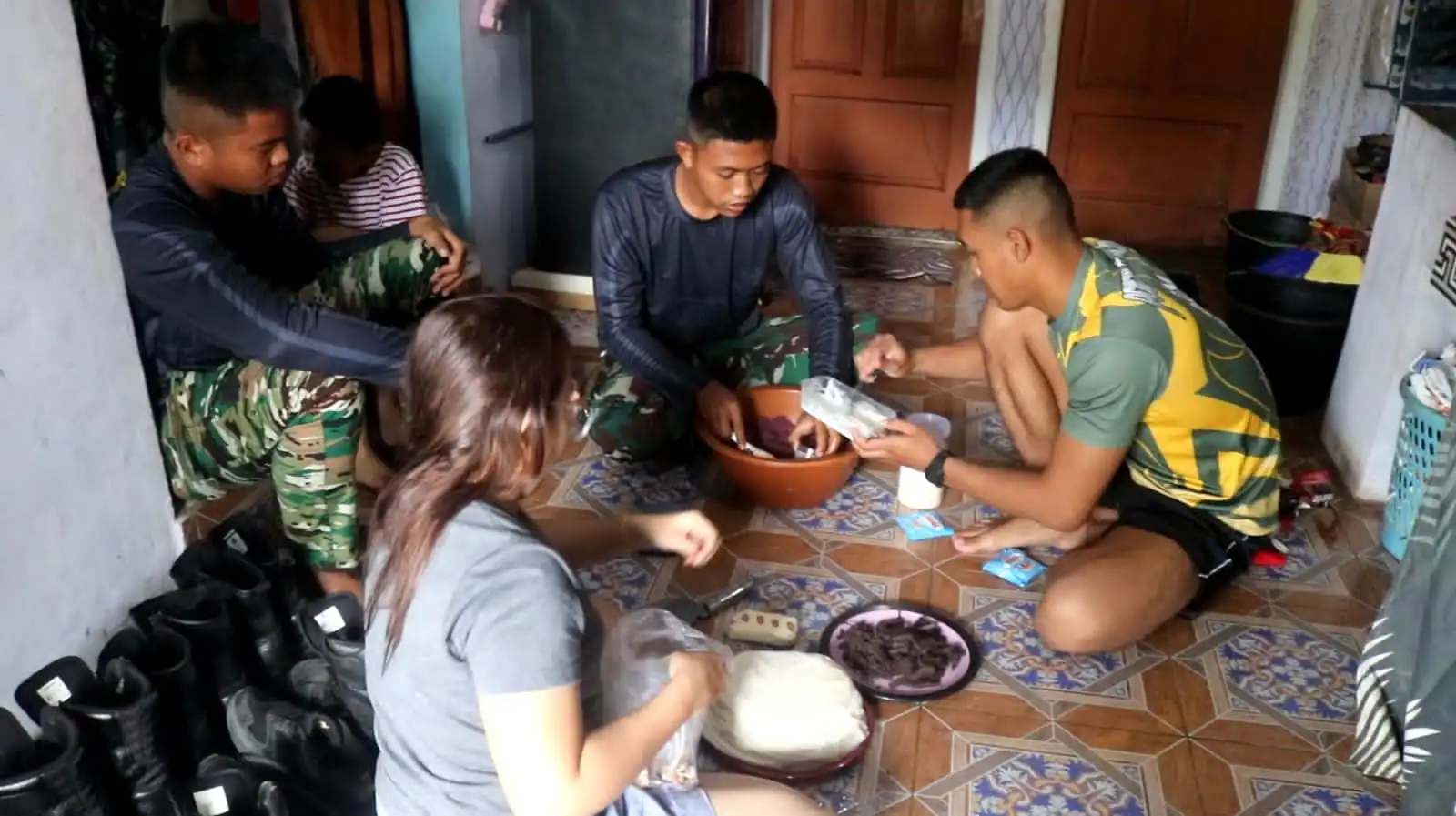 Di Balik Tugas TMMD, Ada Momen Kebersamaan Anggota Satgas dan Ibu Asuh di Dapur Sederhana