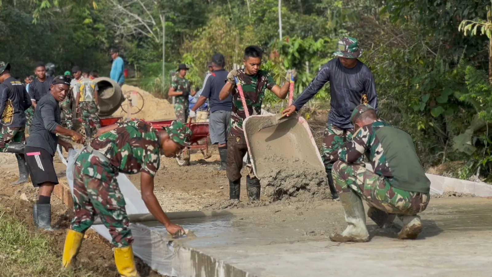 Dan SSK Kapten Inf Firdaus Turun Langsung Bantu Semenisasi Jalan di Kampung Linggang Amer