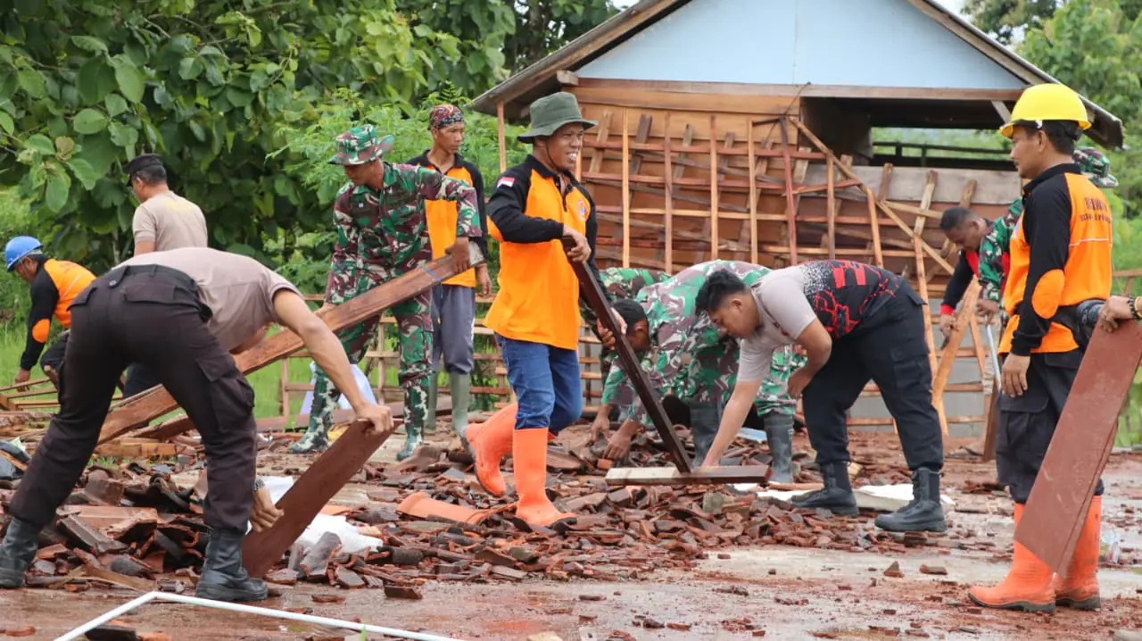 Polri-TNI dan BPBD Gotong Royong Bersihkan Puing Rumah Roboh di Giritontro, Korban Alami Kerugian Rp 35 Juta