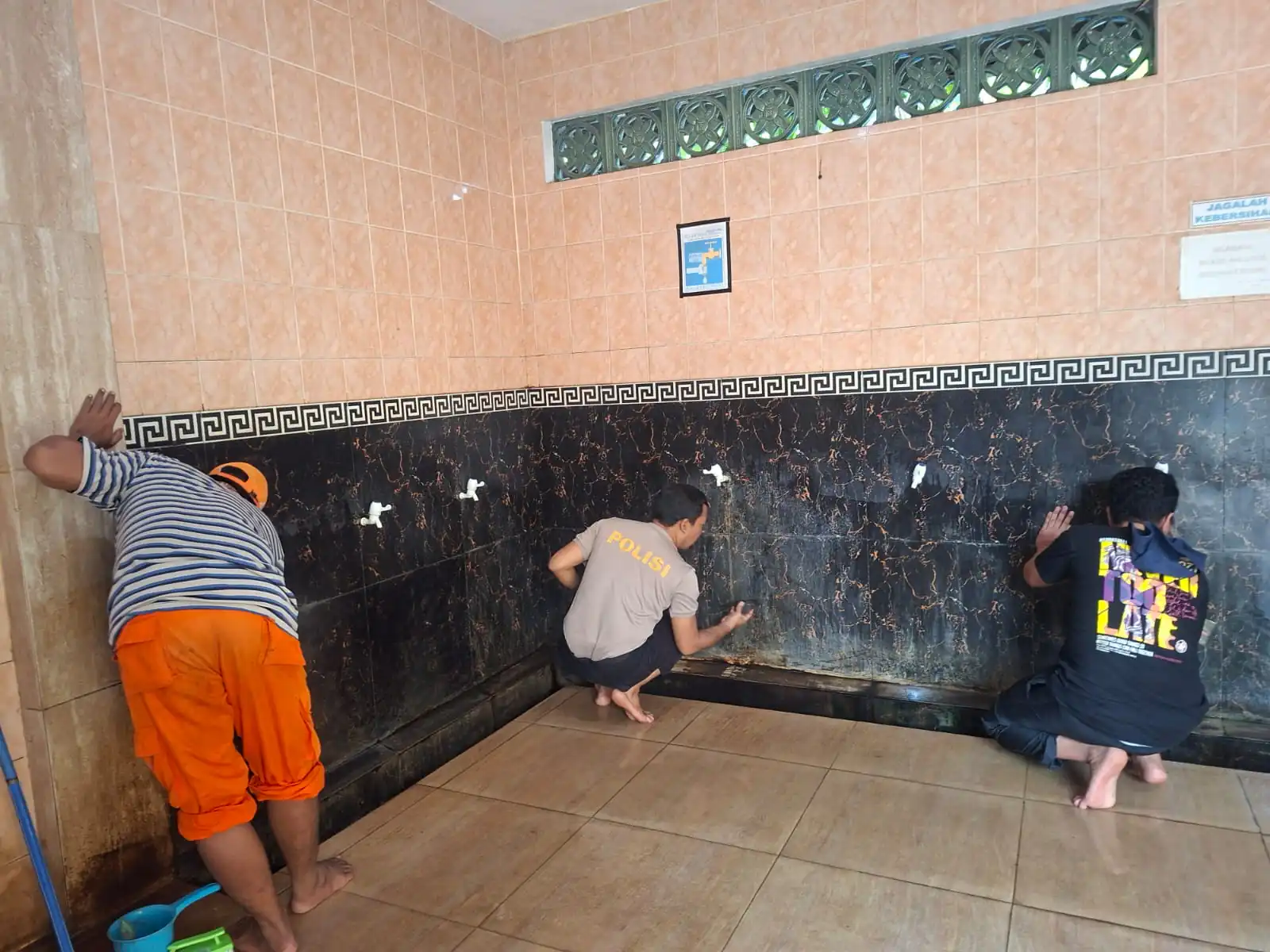 Sambut Ramadhan 1447 H, Polsek Cakung Gelar Bakti Sosial Bersih Bersih Masjid 