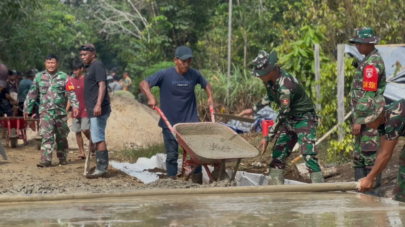 TNI dan Rakyat Menyatu, Jalan Linggang Amer Dibangun dengan Semangat Gotong Royong