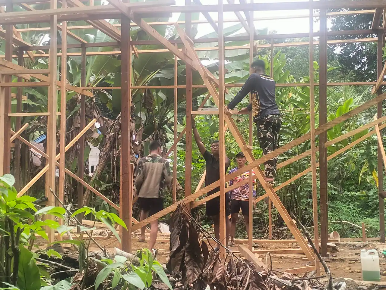 Semangat Ramadhan. Semangat Pengabdian, Satgas TMMD Wiltas Ke-127 Terus Kebut Pengerjaan RTLH