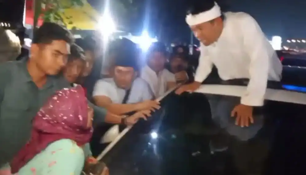 Bapak Aing, Tolong Saya, Teriak Seorang Perempuan Dengan Berani Cegat Mobil KDM