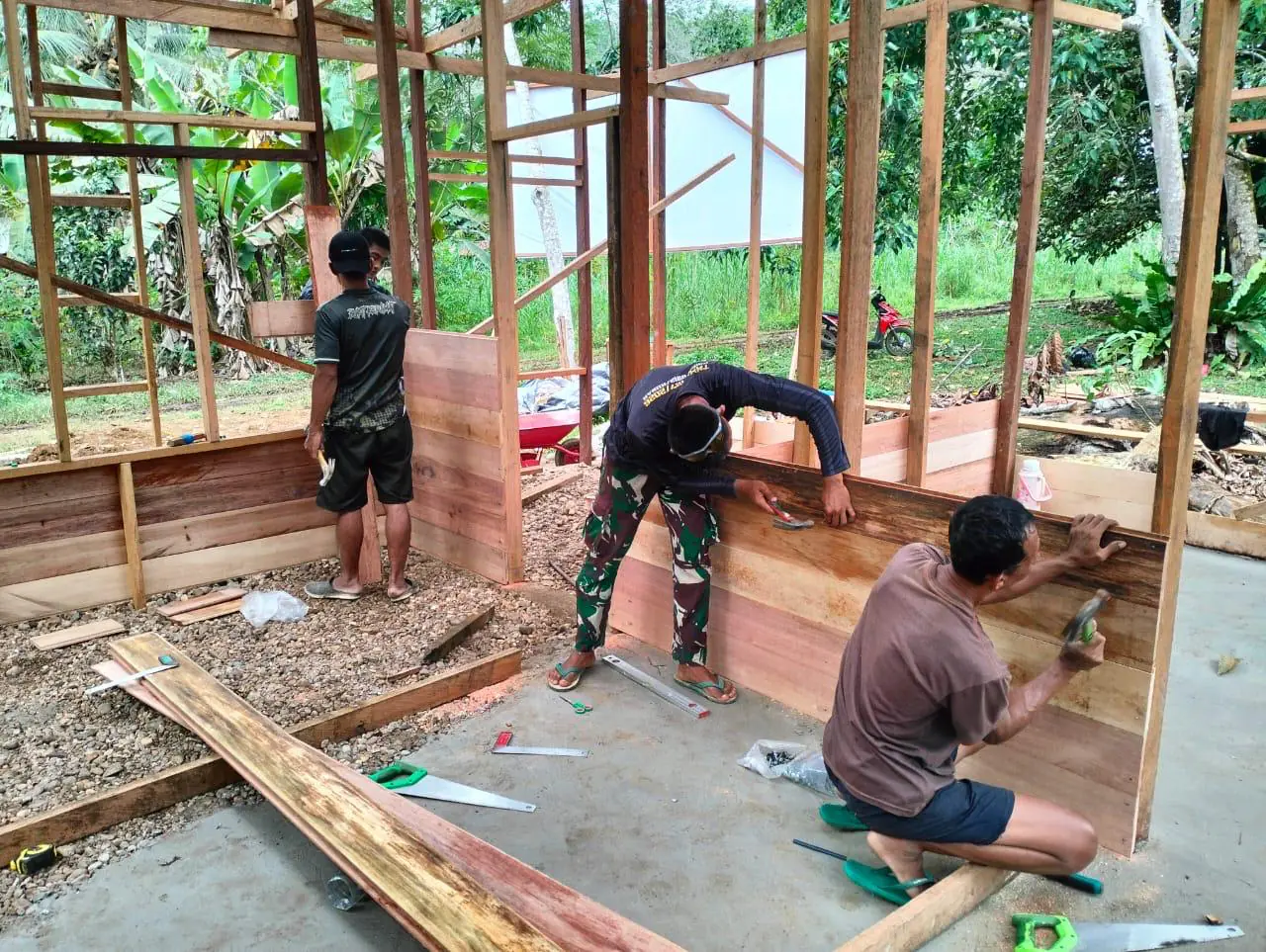 Penuh Ketelitian, Satgas TMMD Pasang Dinding RTLH