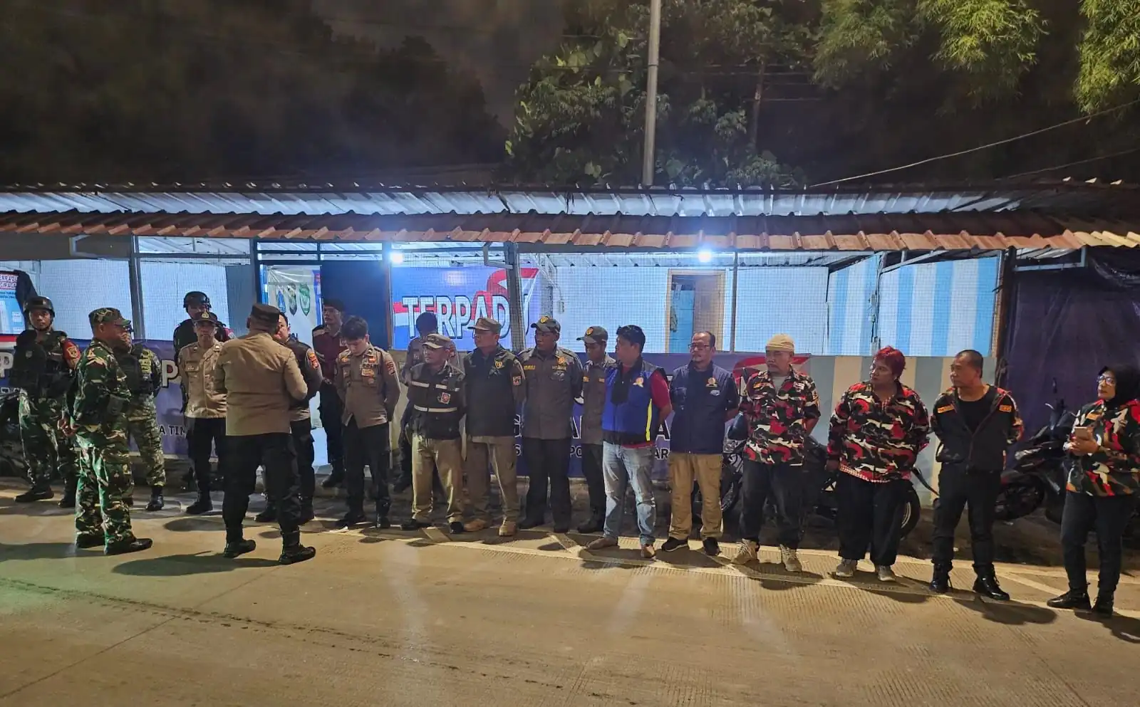 Patroli Humanis, Koramil 03/Ps.Rebo-Ciracas Bersama Tiga Pilar dan Warga Perkuat Keamanan Ciracas