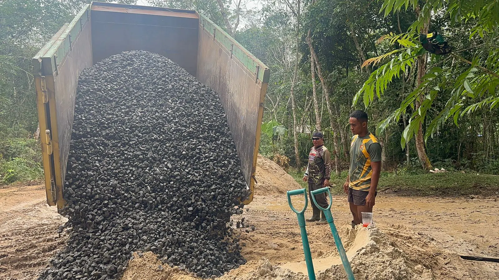 Terus Kebut Semenisasi, Satgas TMMD Tambah Koral Demi Perkuat Struktur Jalan di Kampung Linggang Amer