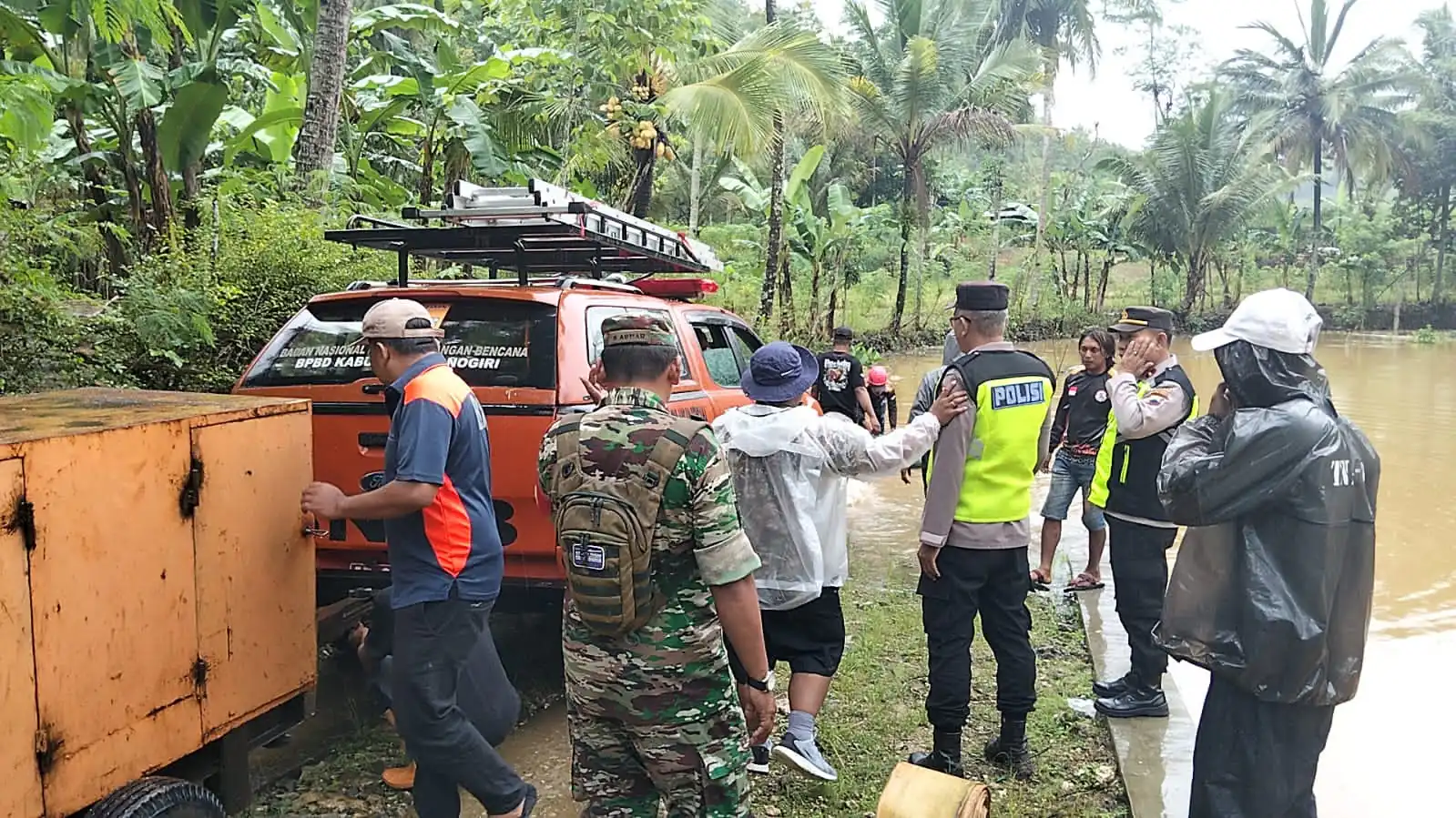 Banjir Putus Akses Jalan di Gambirmanis, Polsek Pracimantoro Bergerak Cepat Lakukan Mitigasi