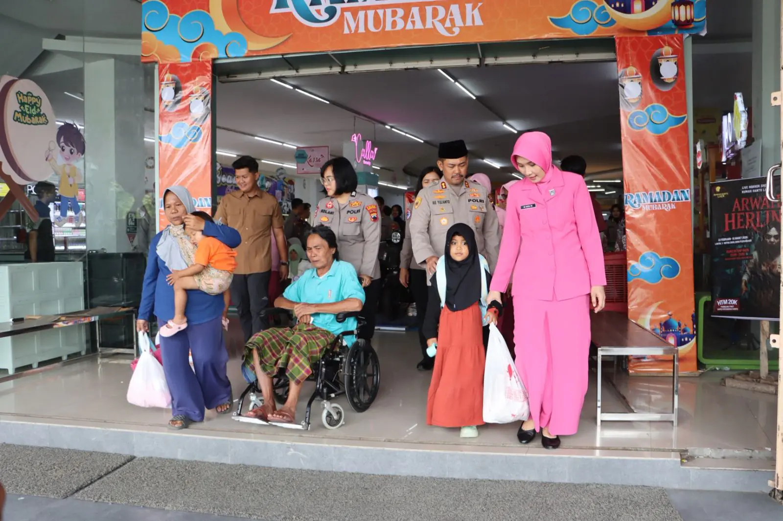 Kapolres Grobogan Ajak Anak Yatim Piatu dan Lansia Belanja Lebaran