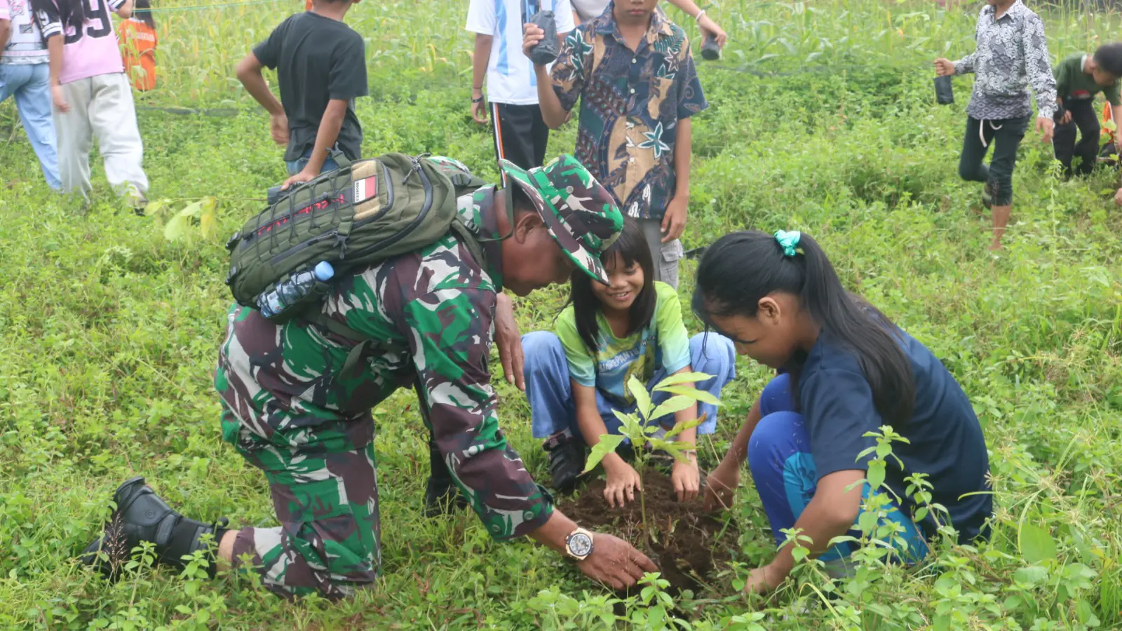 Tanamkan Cinta Lingkungan Sejak Dini, Satgas TMMD Ke-127 Bersama TK Linggang Bigung Laksanakan Penanaman Pohon