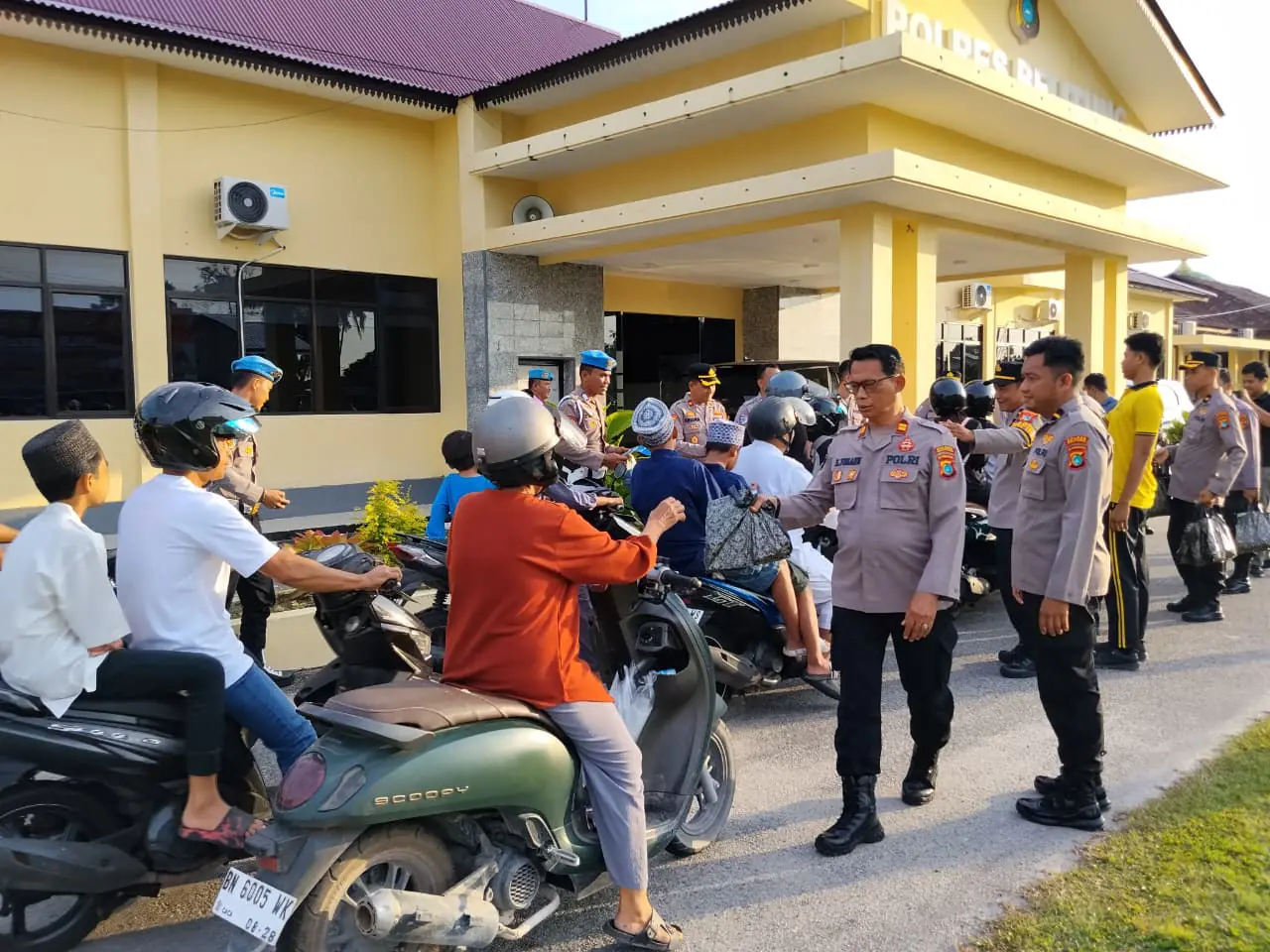 Bulan Suci Ramadan 1447 H: Polres Belitung Berbagi 100 Paket Takjil kepada Masyarakat