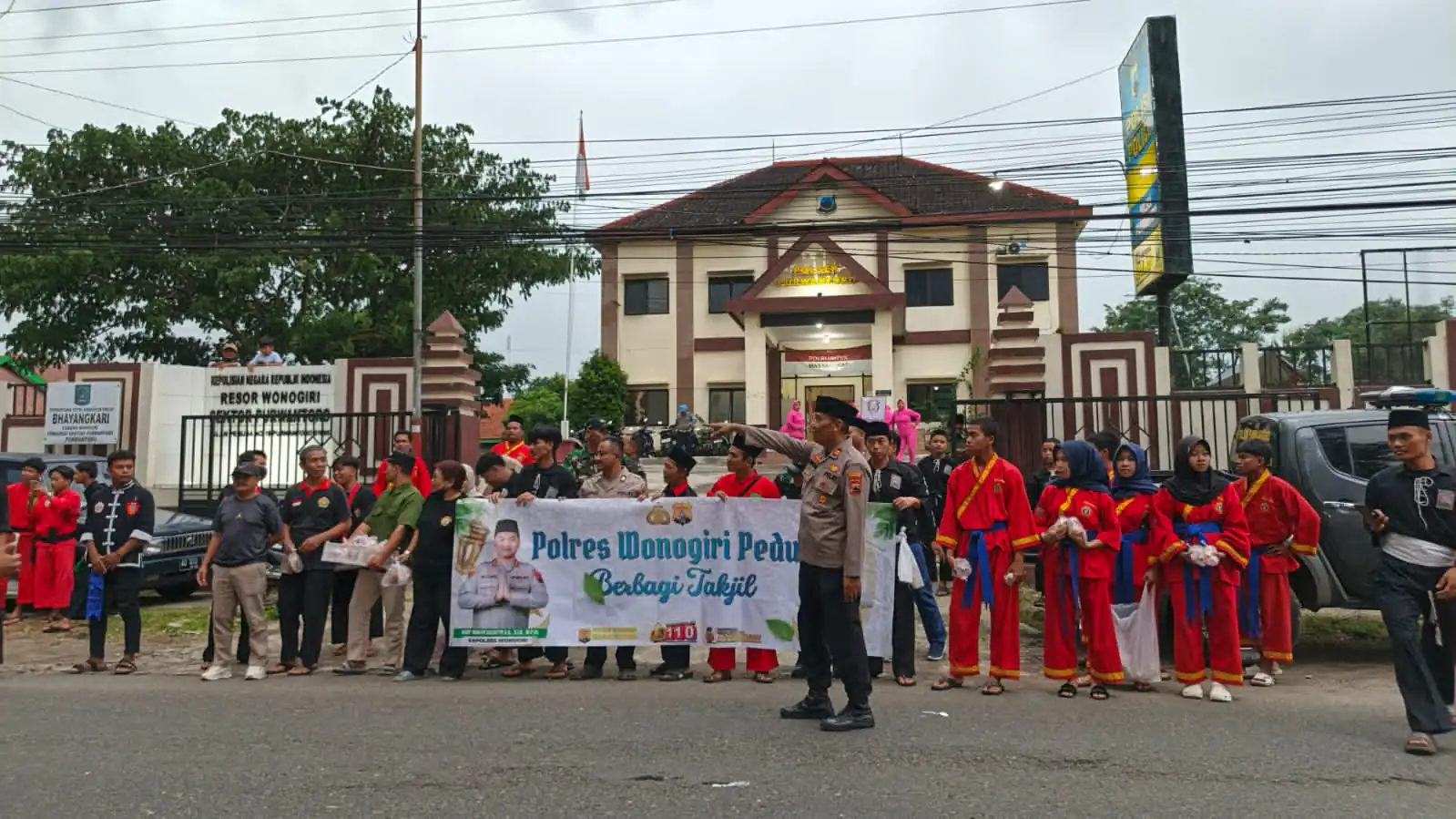 Polisi dan Perguruan Silat di Purwantoro Bersinergi Berbagi Takjil, Perkuat Kerukunan Ramadan