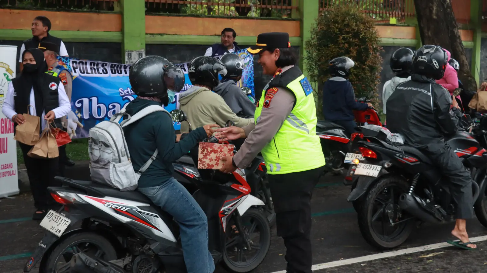Sentuhan Ramadhan di Jakan Raya, Polres Boyolali dan Bhayangkari Tebar Takjil, Tebar Kepedulian