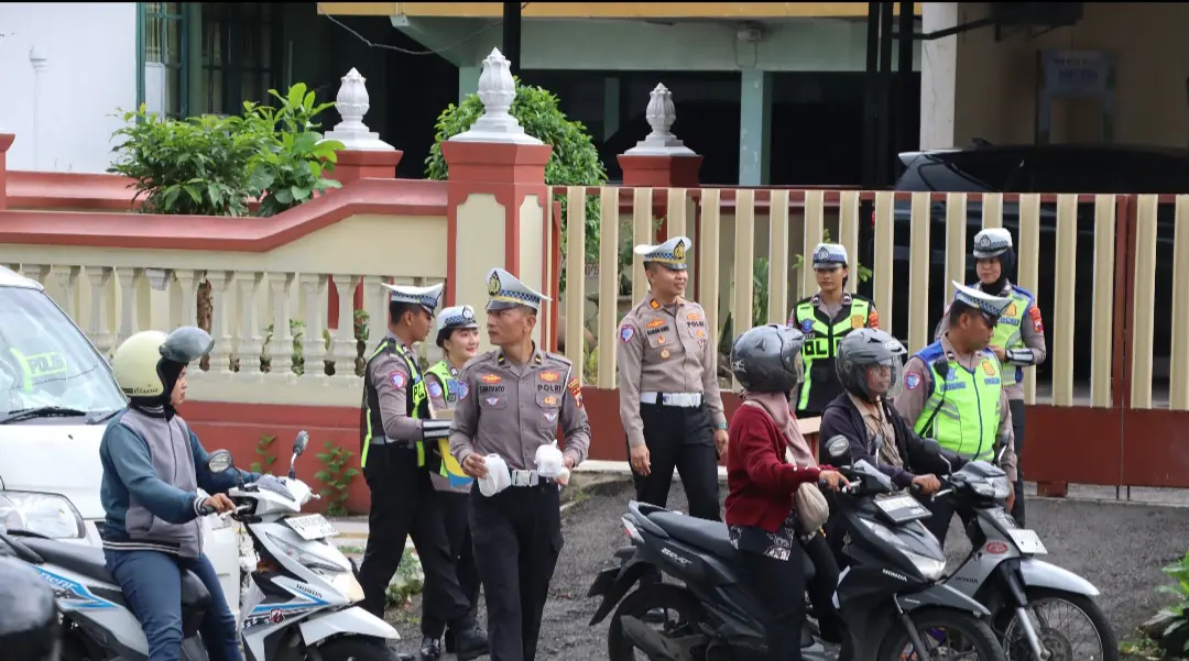 Sat Lantas Polres Wonogiri Bagi 250 Takjil di Simpang Ponten, Sambil Edukasi Tertib Lalu Lintas